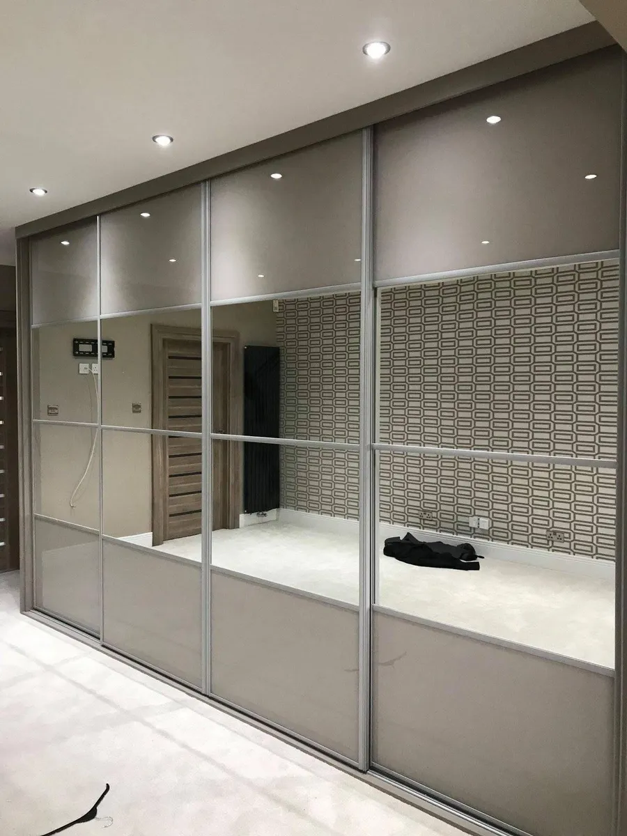 Fitted sliding wardrobes with mirror and panel combination